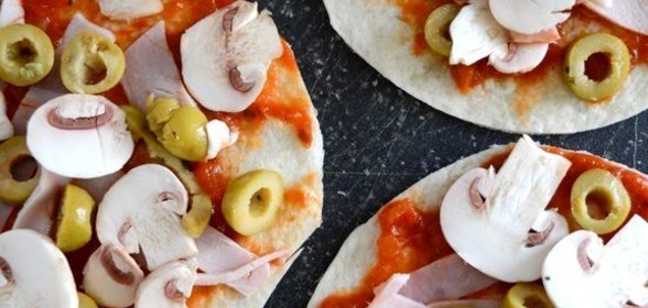 Быстрая пицца с оливками на лепешках