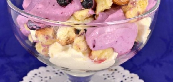 Творожный десерт с печеньем и черникой