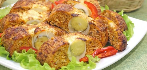 Рулет из курицы с овощами и яйцами