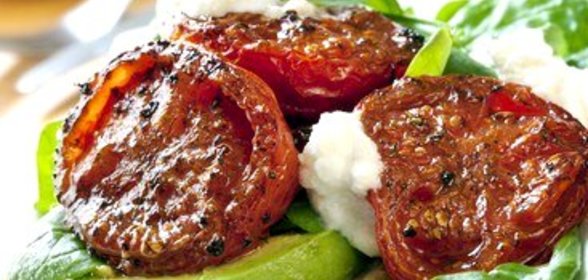 Брынза, запеченная с перцем чили, помидорами-черри и кинзой