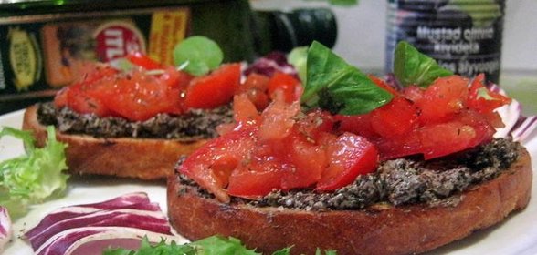 Брускетта с кремом из маслин и помидорами