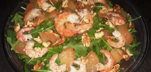 Легкий салат с креветками, рукколой и грейпфрутом