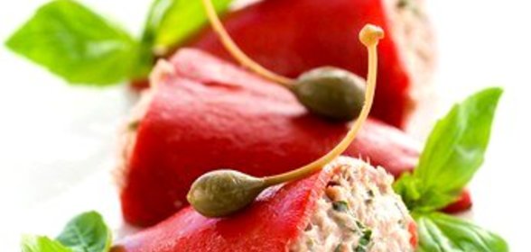 Перцы, фаршированные тунцом и каперсами