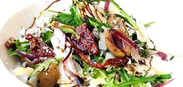 Салат с рукколой и вялеными томатами