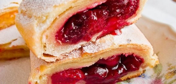 Штрудель из творожного теста с вишневой начинкой