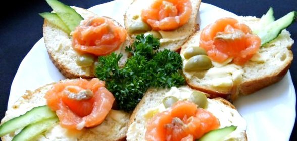 Маленькие бутерброды с семгой