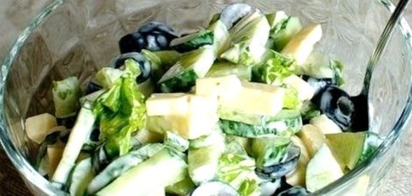 Огуречный салат с маслинами и сыром