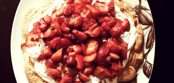 Торт «Павлова» со сливочным кремом и клубникой