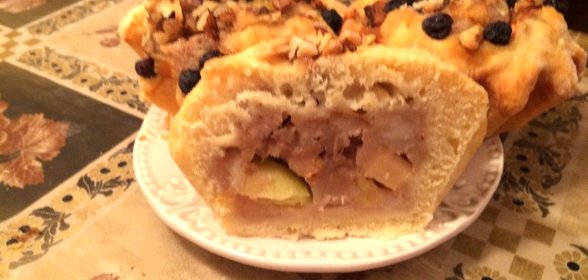 Булочка с грушей и корицей