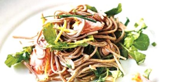 Лапша с лососем и салатом