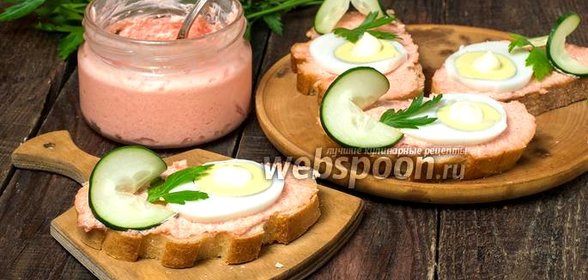 Бутерброды с икрой мойвы, яйцом и свежим огурцом