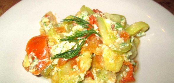 Кабачки с помидорами и яйцом