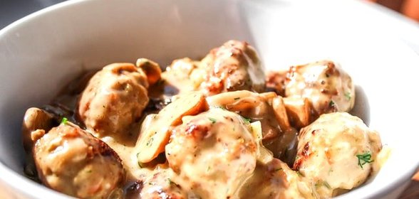 Тефтели в сливочно-грибном соусе