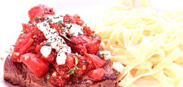 Стейк с помидорами и моцареллой