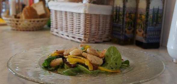 Теплый салат из рукколы и гребешка