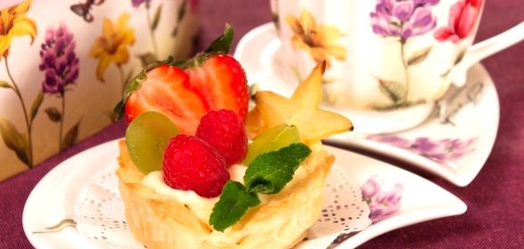 Слоеные корзинки с кремом из маскарпоне, манго и фруктами