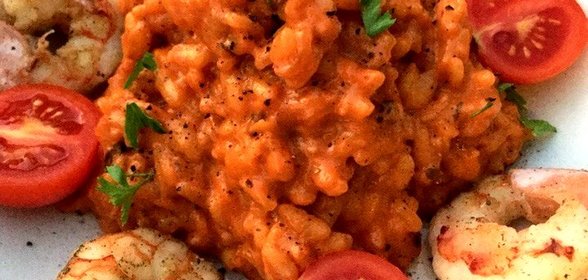 Томатное ризотто с креветками и помидорами черри