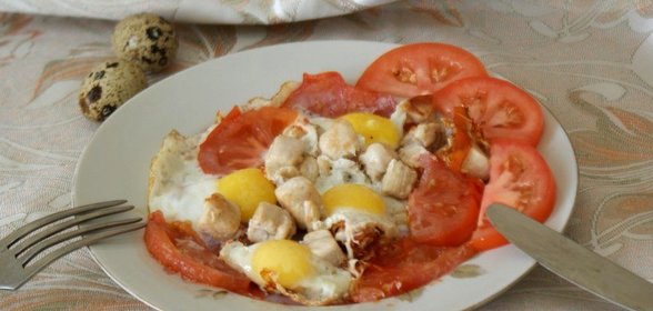 Глазунья из перепелиных яиц с курицей и помидорами