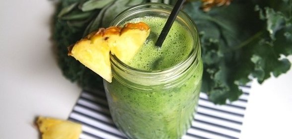 Смузи из капусты кале с ананасом и шпинатом