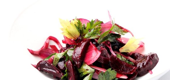 Салат из свеклы с красным луком и петрушкой