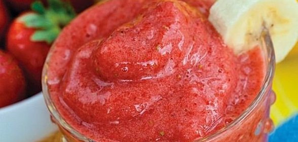 Смузи со свежими ягодами, бананом и корицей