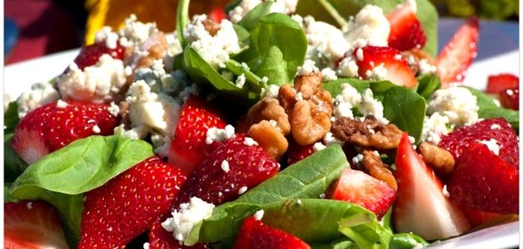 Шпинат с клубникой и орехами