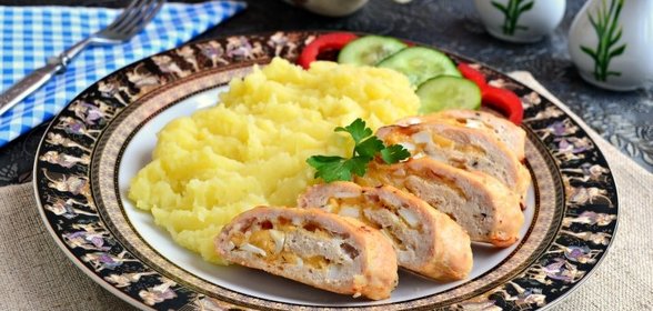 Колбаска из куриного фарша с начинкой из яиц и сыра