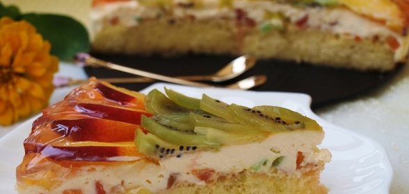 Бисквитный торт с нектаринами и киви с творожным кремом с цукатами