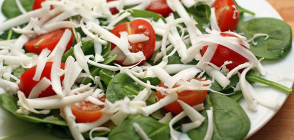 Салат со шпинатом и помидорами черри