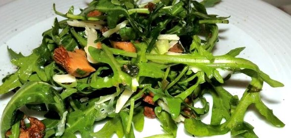 Салат с лисичками и зеленью