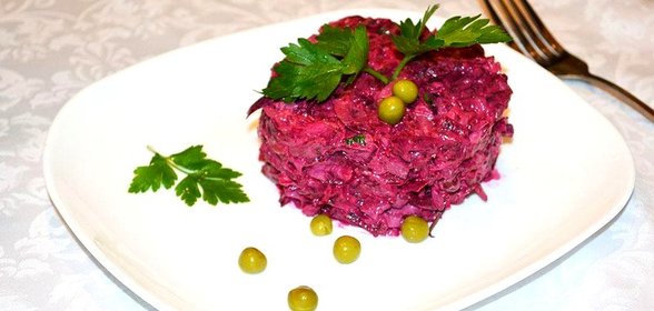 Салат со свеклой и горошком