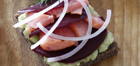 Бутерброды с лососем, свеклой и авокадо