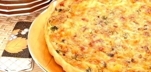Лоранский пирог курицей, грибами и брокколи