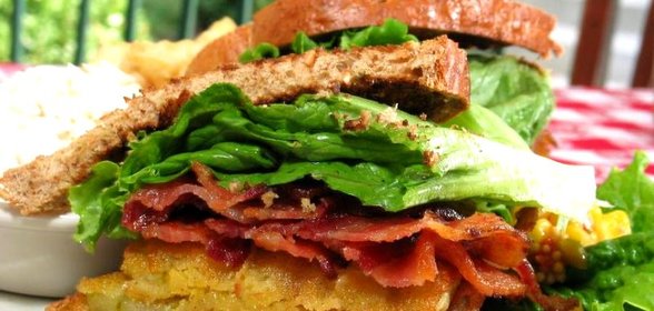 Бутерброд с помидорами и салатом