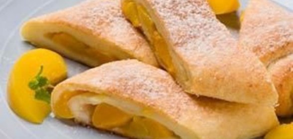 Рулетики из творога с начинкой из персиков