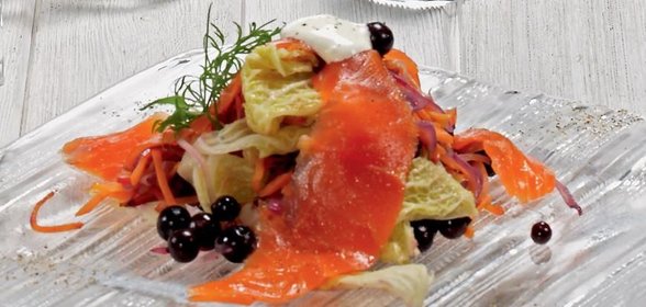 Малосольный лосось с горячим смородиновым салатом