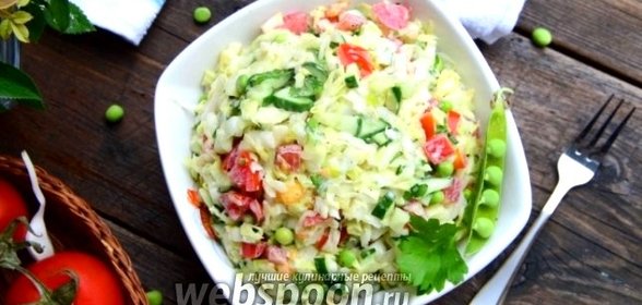Салат из молодой капусты со свежим горошком