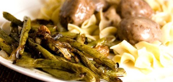 Печеная зеленая фасоль с красным луком и грецкими орехами