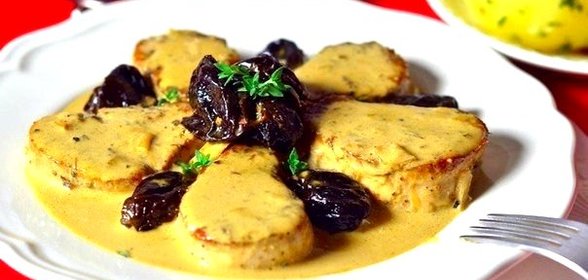 Свиные медальоны с черносливом