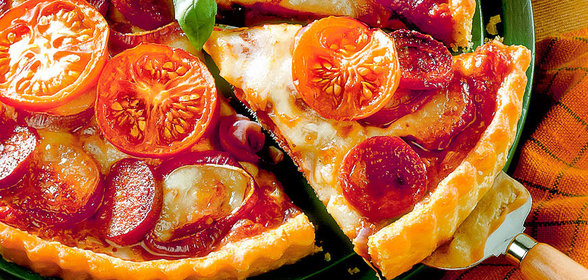 Пирог с томатами, красным луком и сметаной