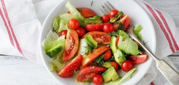 Салат из помидоров и авокадо с лаймом