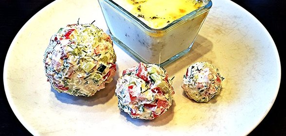 Яйца с моцареллой, сливочные шарики и тосты с томатами