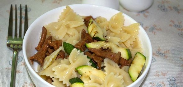Макаронный теплый салат с цуккини и лисичками маринованными