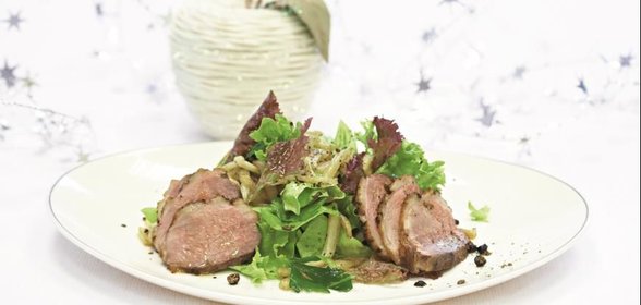 Горячий салат с утиной грудкой и томленым картофелем