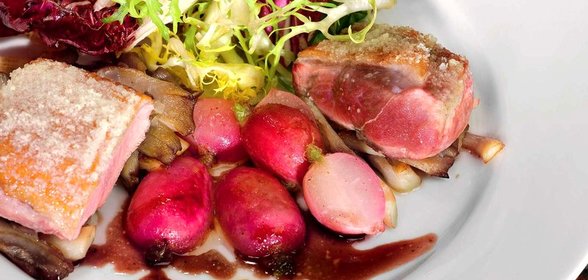 Утиное филе в миндале с жареными вешенками и томленой редиской