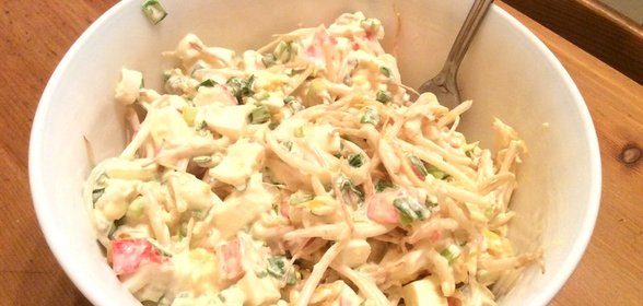 Нежный салат с крабом, яйцами и проростками