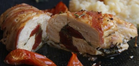 Куриное филе, фаршированное вялеными помидорами
