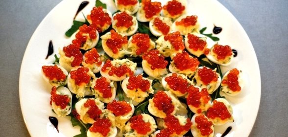 Перепелиные яйца, фаршированные икрой