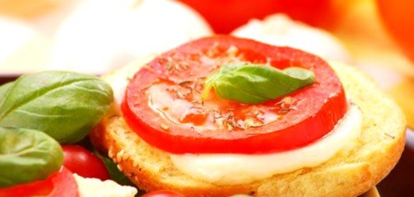 Гренки с козьим сыром и соусом