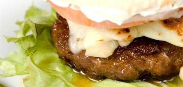 Горячие гамбургеры с брынзой и говядиной